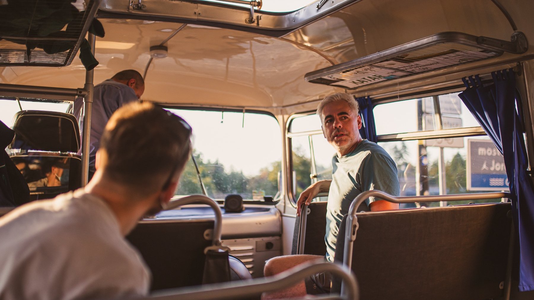 Zdjęcie przedstawia ludzi w autobusie.