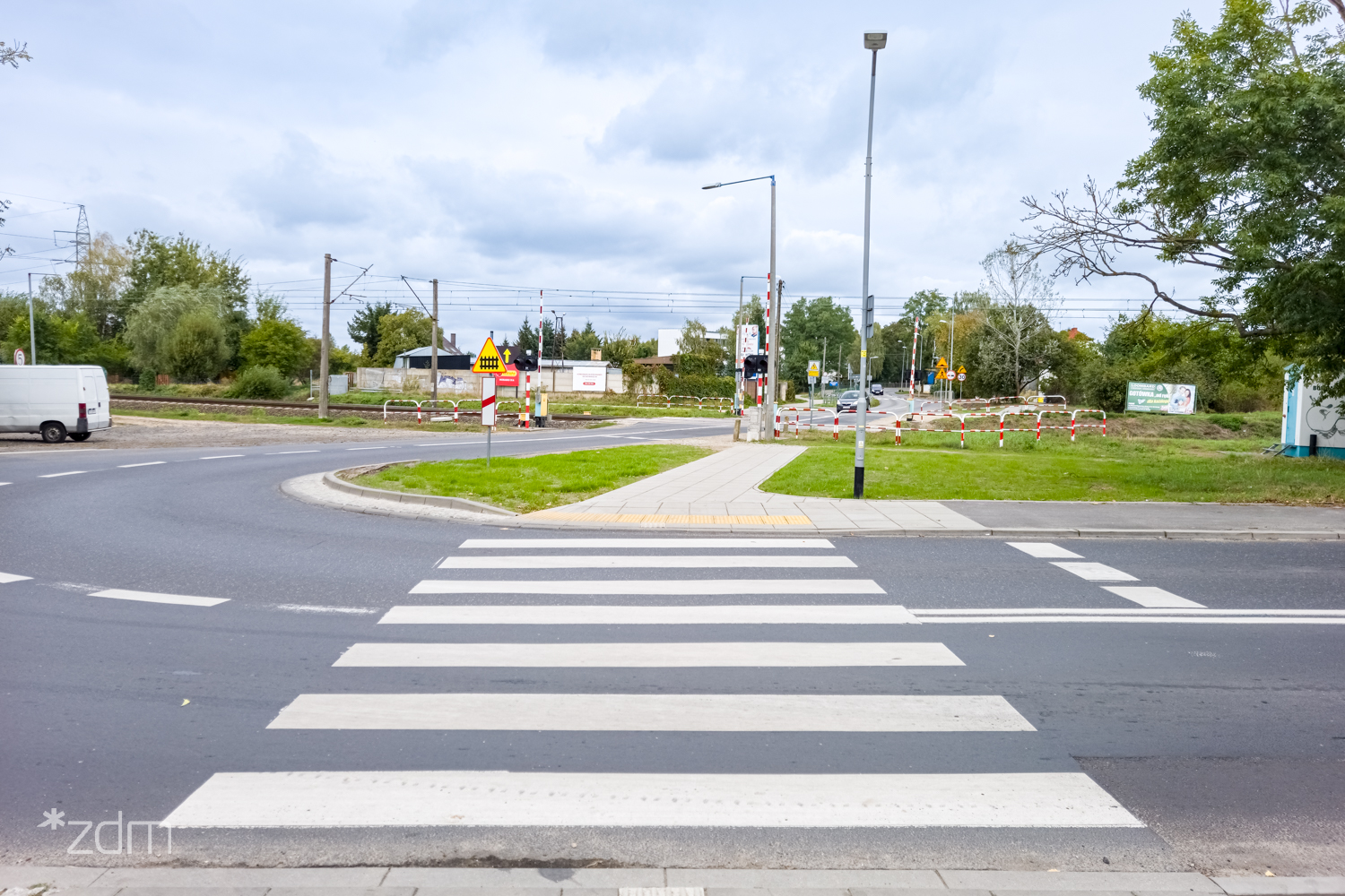 Galeria zdjęć z odnowionych okolic przejazdu kolejowego przy ul. Morasko - grafika rozmowy