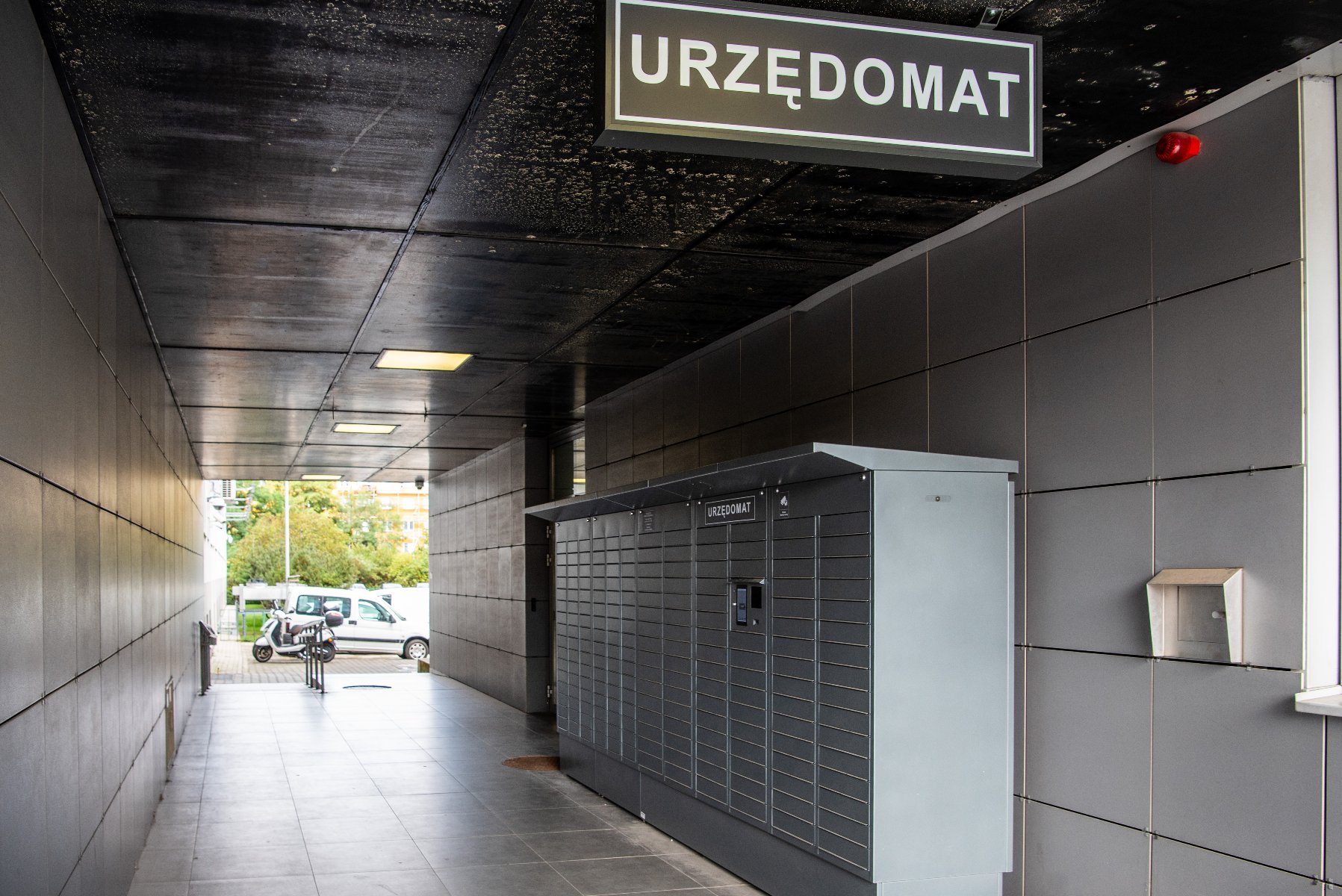 Na zdjęciu maszyna, nad nią napis: urzędomat - grafika rozmowy