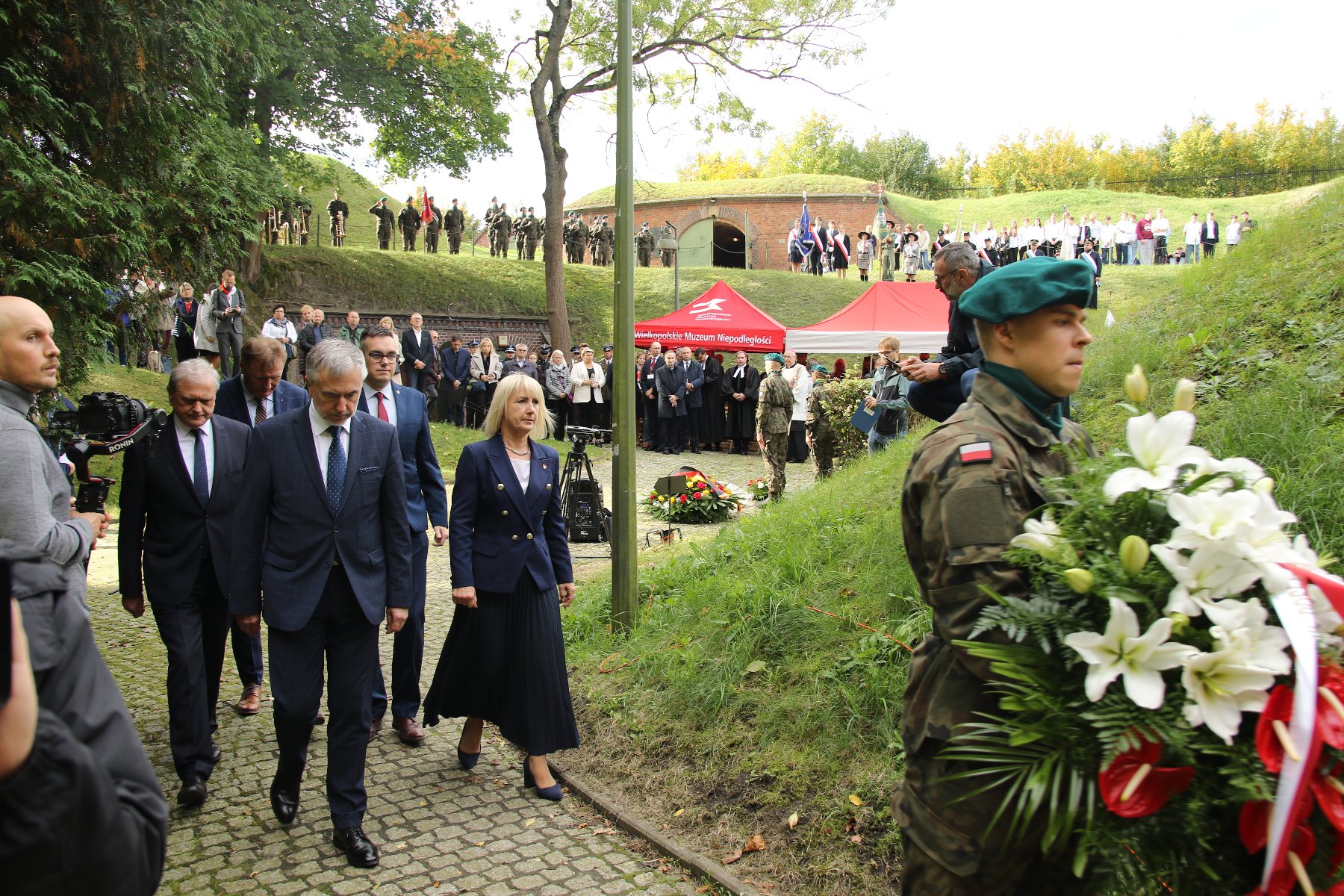 Na zdjęciu delegacja składająca kwiaty - grafika rozmowy