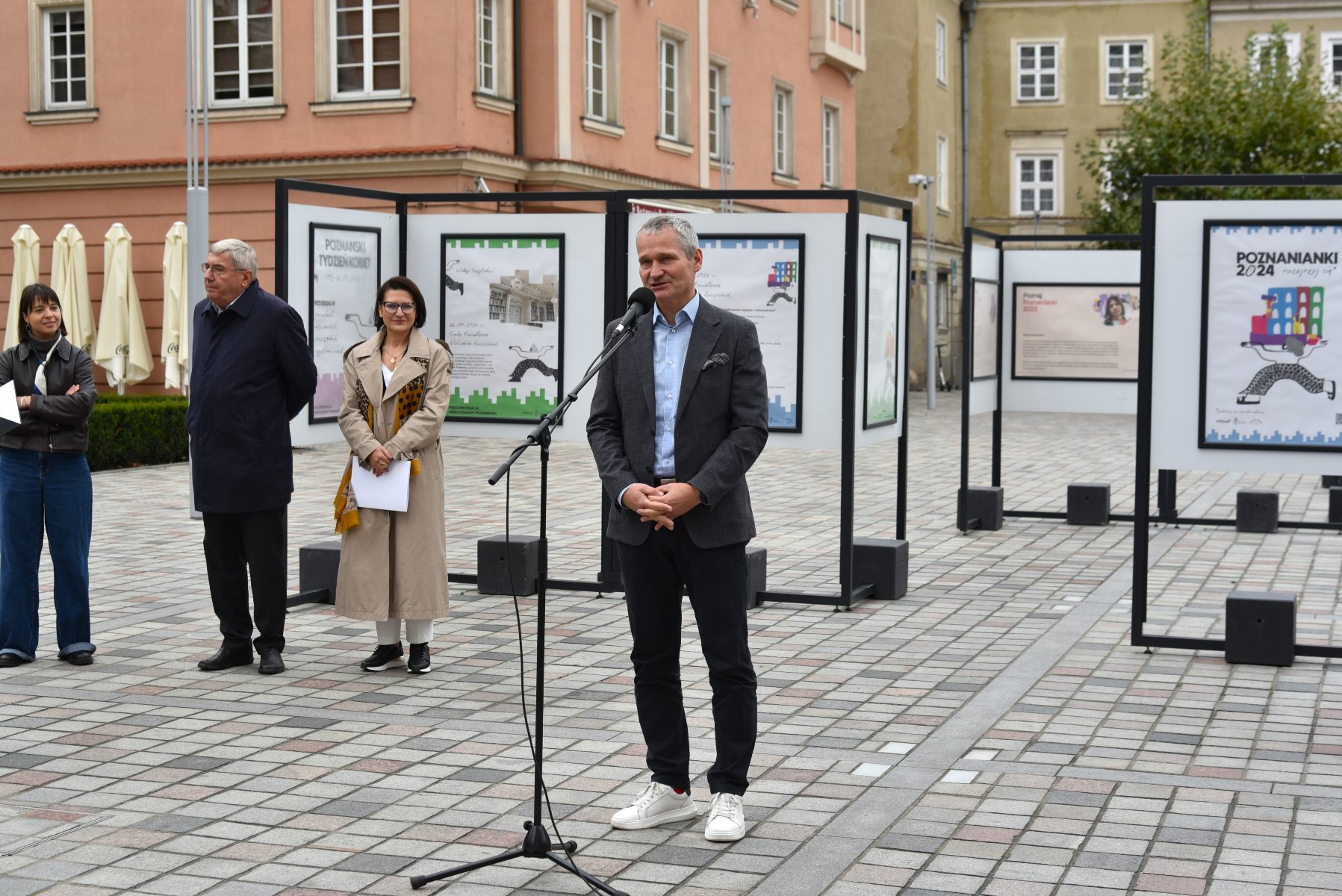 Zdjęcie przedstawiaosoby biorące udział w konferencji. Przy mikrofonie stoi wiceprezydent. Za jego plecami znajduje się wystawa. - grafika rozmowy