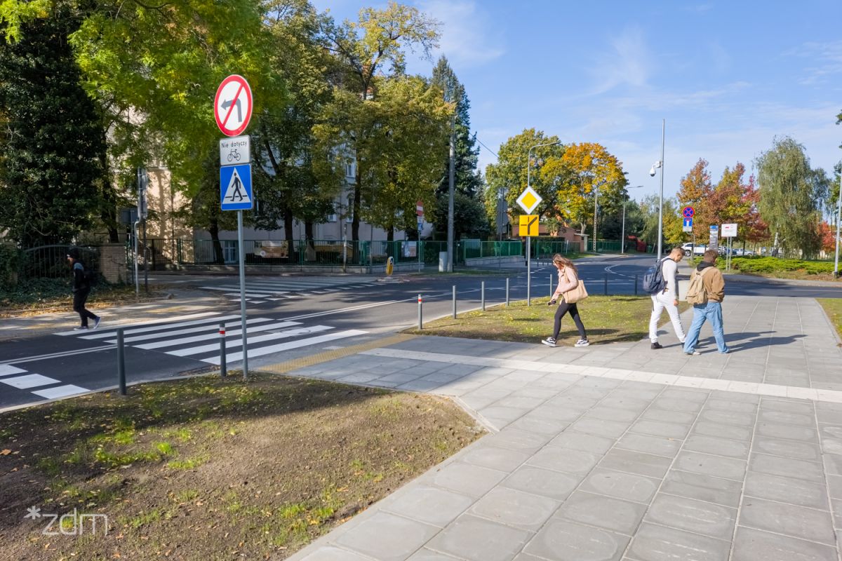 Galeria zdjęć odnowionej ul. św. Rocha - grafika rozmowy