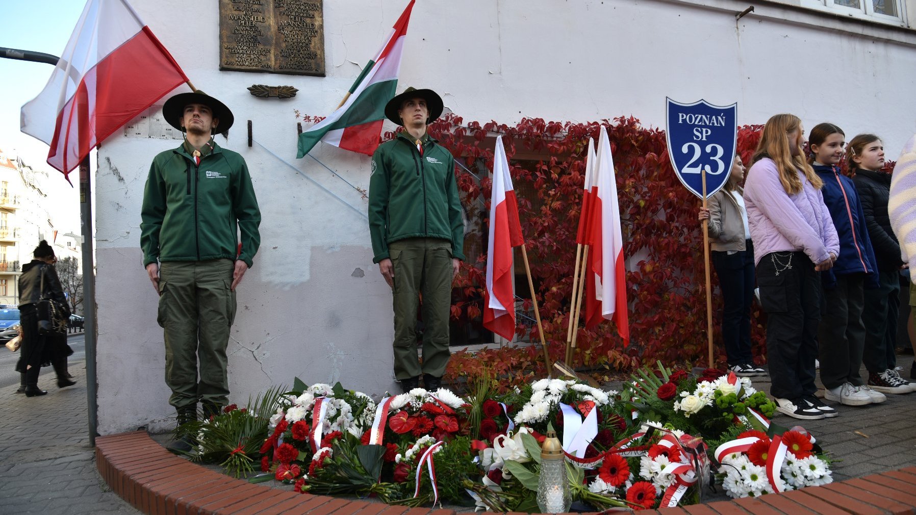 Galeria zdjęć z uroczystości pod tablicami Petera Mansfelda i Romka Strzałkowskiego