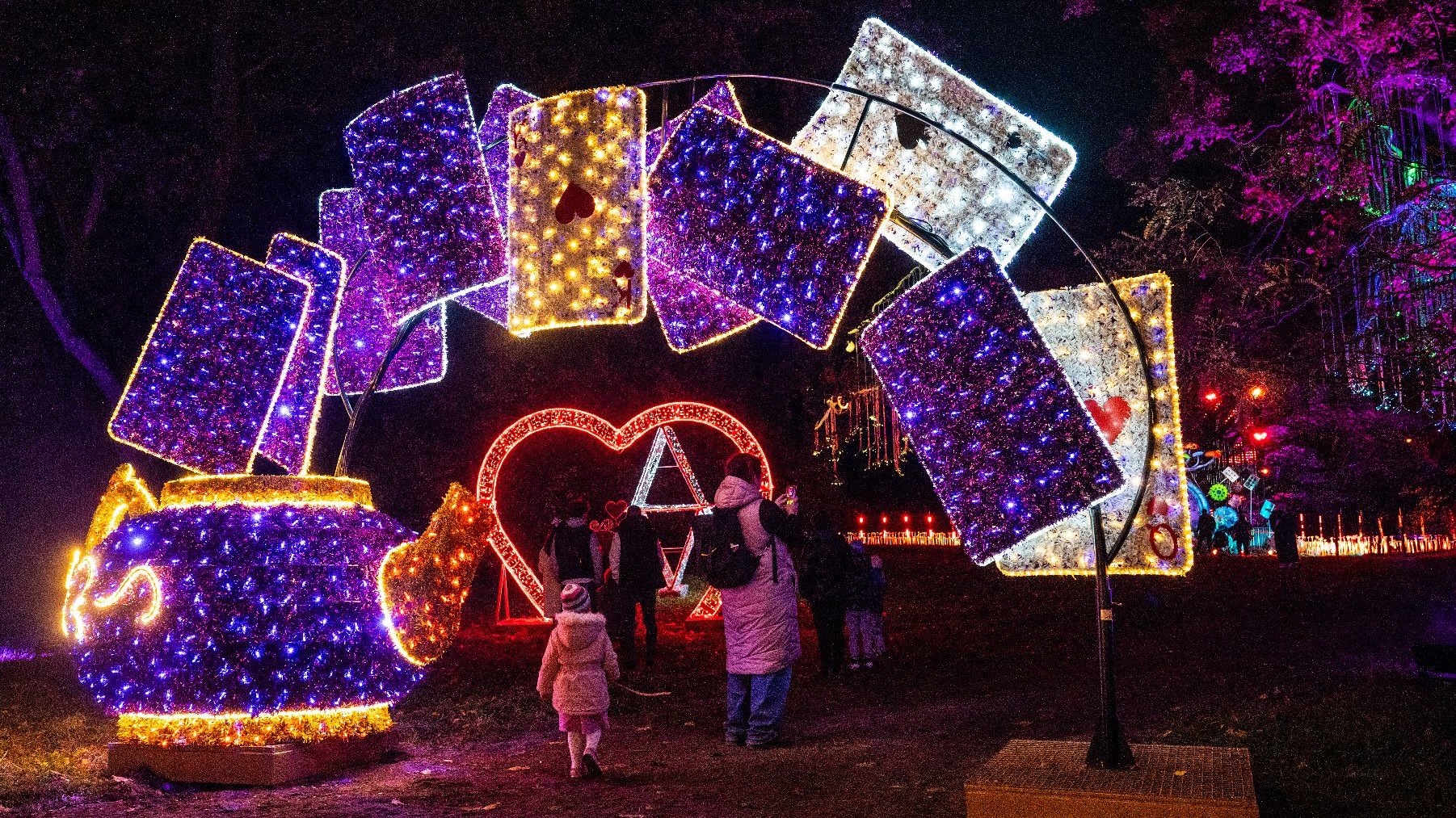 Galeria zdjęć przedstawia iluminacje świetlne i oglądających je ludzi.