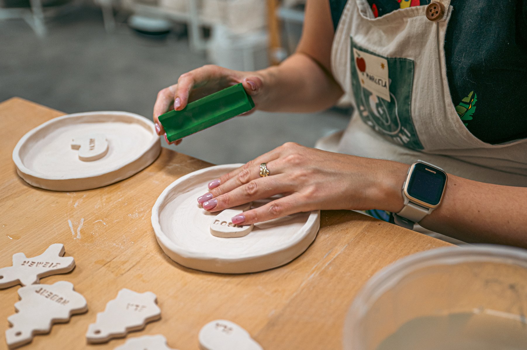 Zdjęcie przedstawia ręcę kobiety robiącej ozdoby ceramiczne. - grafika rozmowy