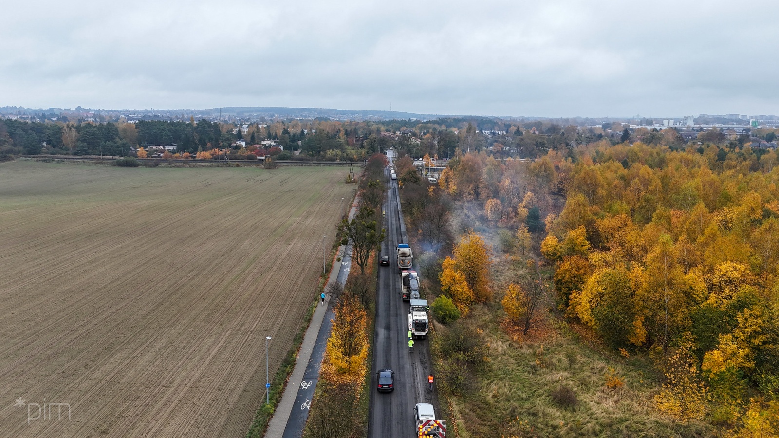 Widok z lotu ptaka na ul. Biskupińską, na której pracują maszyny - grafika rozmowy