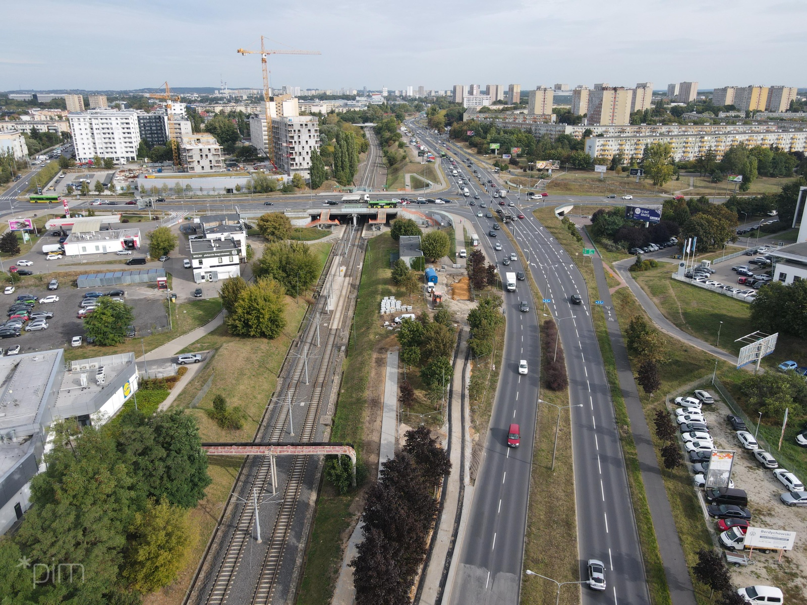 Widok z lotu ptaka na nową dorgę rowerową wzdłuż ul. Mieszka I, po której jeżdżą samochody. Po drugiej strony - tory Poznańskiego Szybkiego Tramwaju - grafika rozmowy