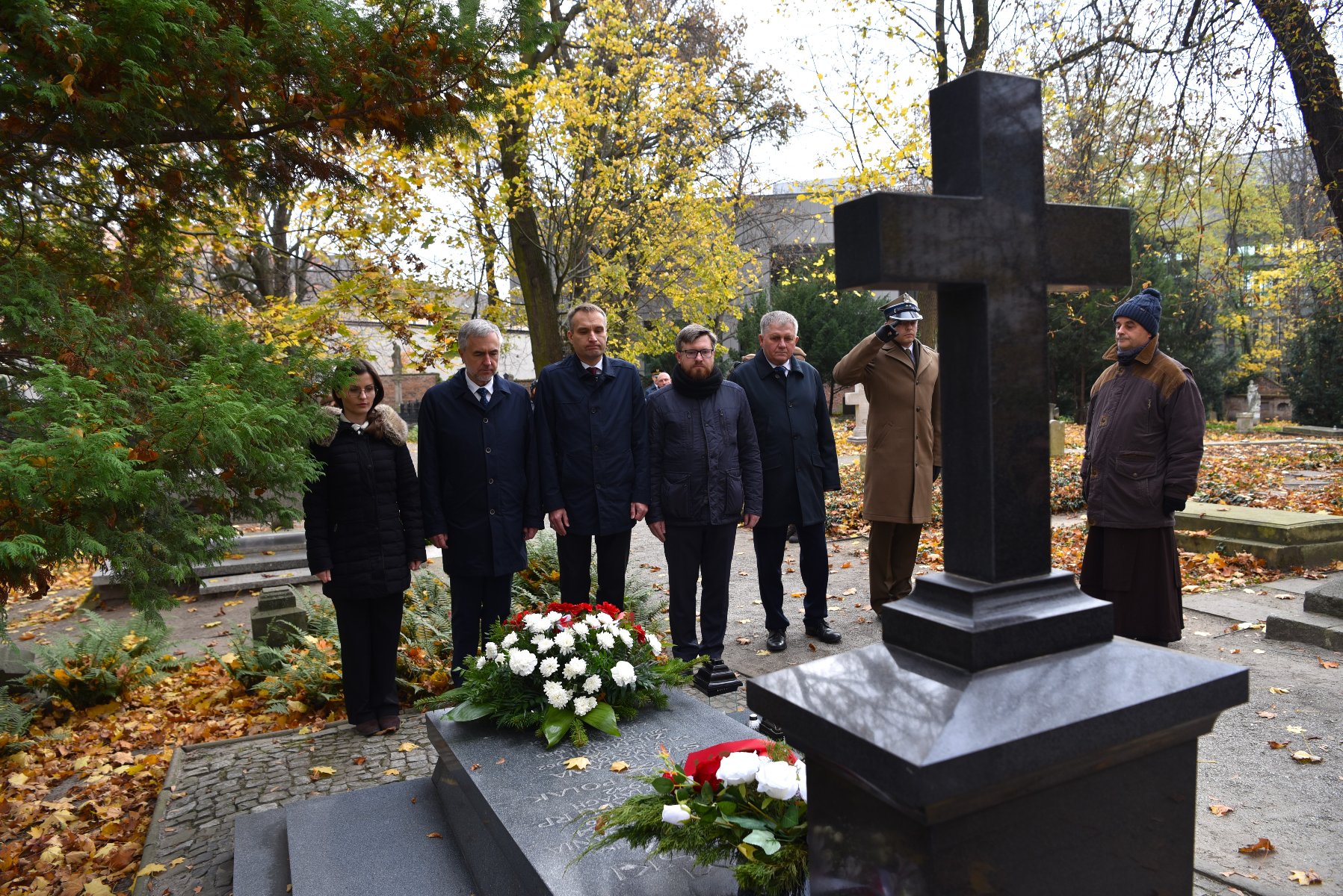 Galeria zdjęć ze składania kwiatów przez przedstawicieli poznańskiego samorządu na grobach zasłużonych Wielkopolan i pod najważniejszymi pomnikami - grafika rozmowy