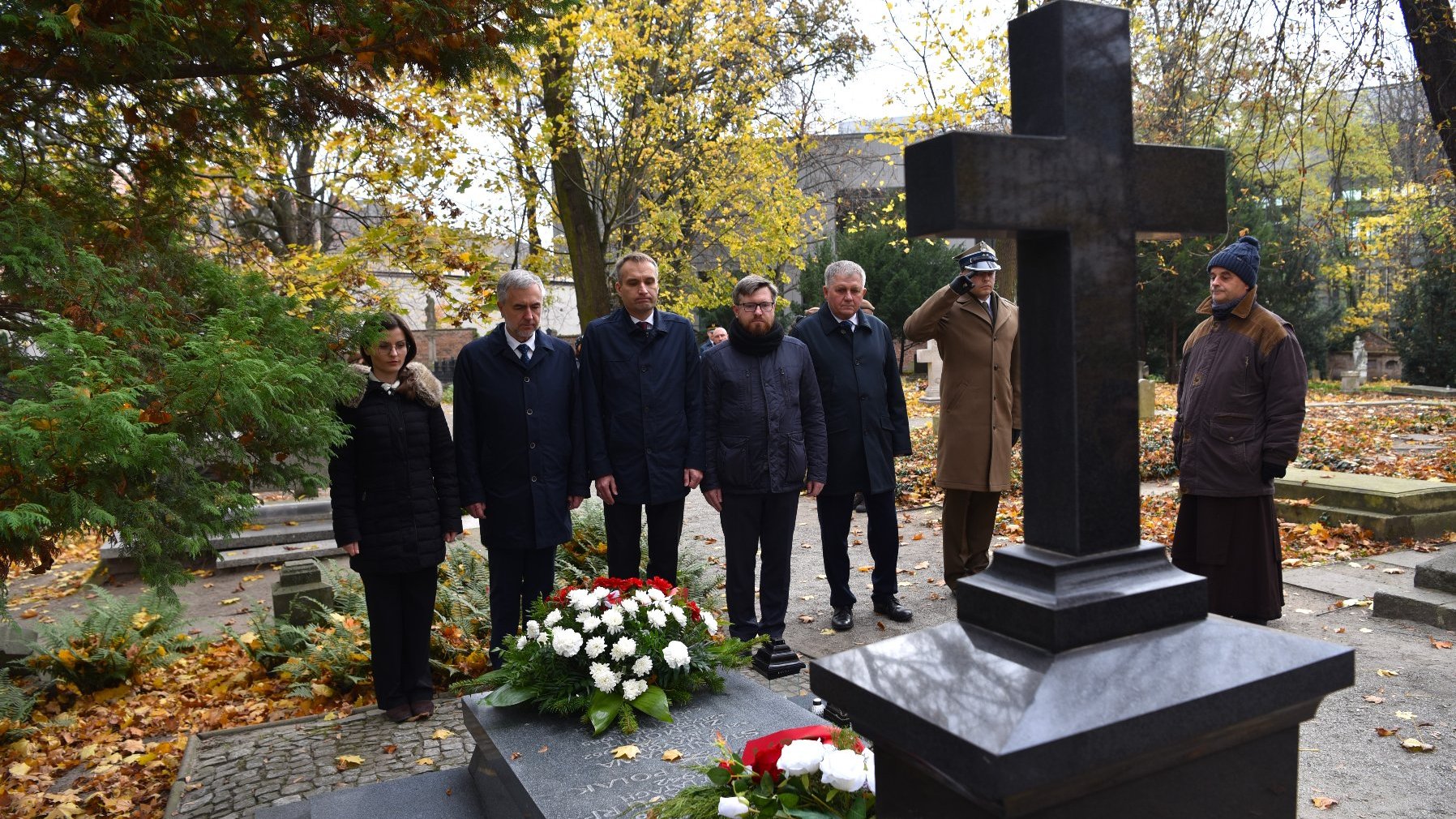 Galeria zdjęć ze składania kwiatów przez przedstawicieli poznańskiego samorządu na grobach zasłużonych Wielkopolan i pod najważniejszymi pomnikami