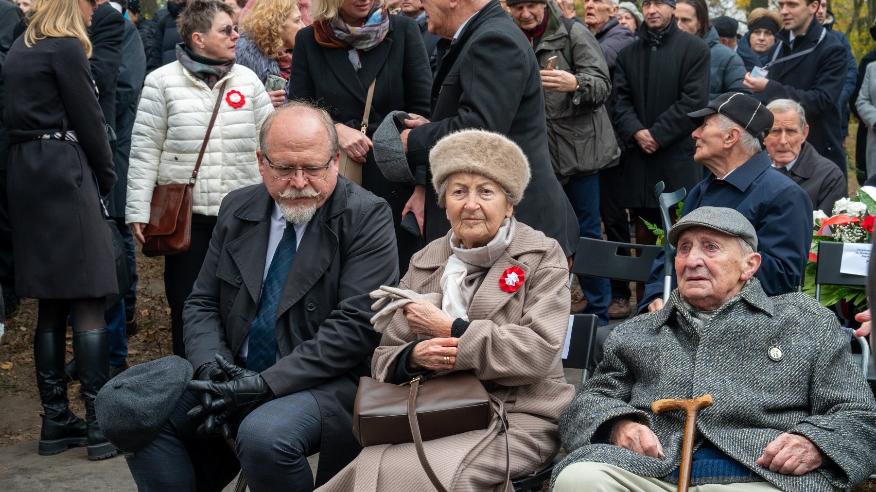 Na zdjęciu starsi ludzie podczas uroczystości