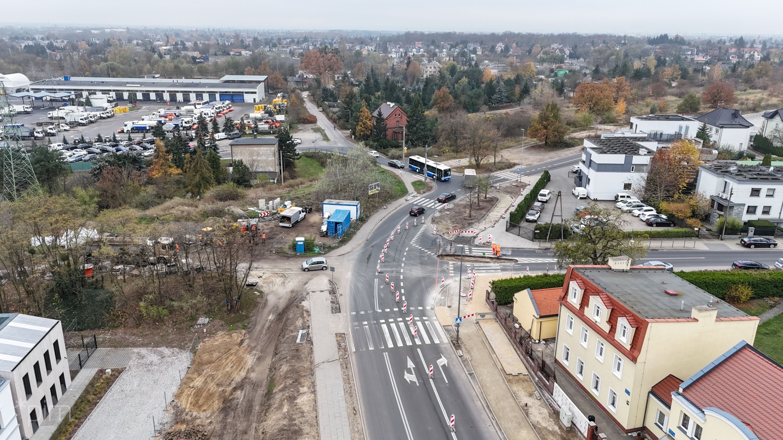 Widok z lotu ptaka na skrzyżowanie ulic Dmowskiego i Dalekej. Dalej widać skrzyżowanie z ul. Miedzianą i jadące samochody oraz autobus - grafika rozmowy