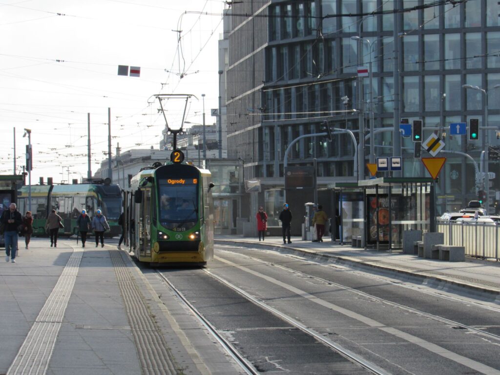 Tramwaj linii nr 2 jadący objazdem przez ul. Roosevelta - grafika rozmowy