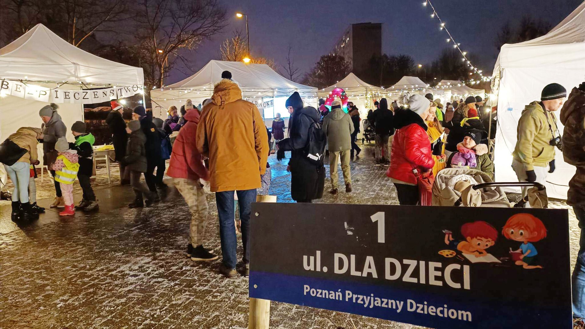 Na zdjęciu wydarzenie plenerowe, widać dzieci, namioty, na pierwszym planie napis: ulica dzieci