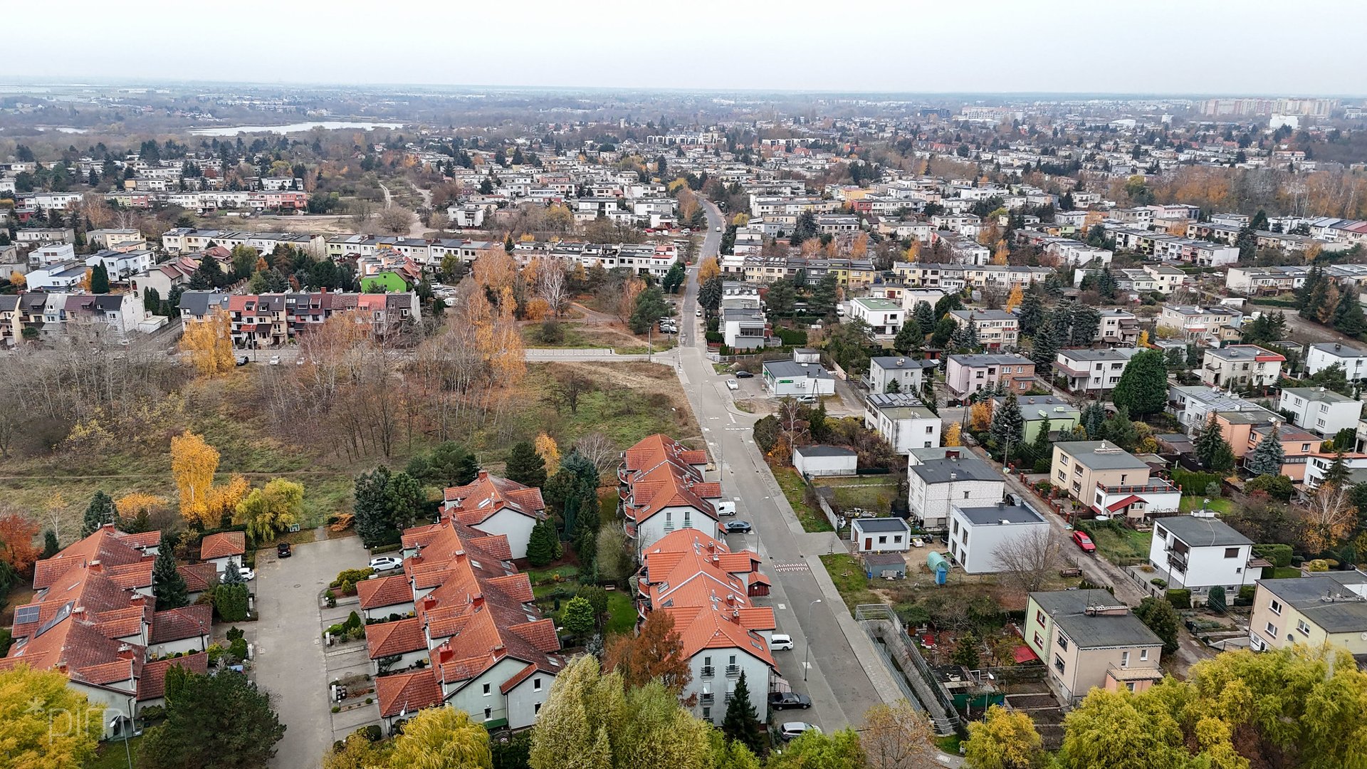 Widok z lotu ptaka na ulice i domki jednorodzinne na Świerczewie - grafika rozmowy