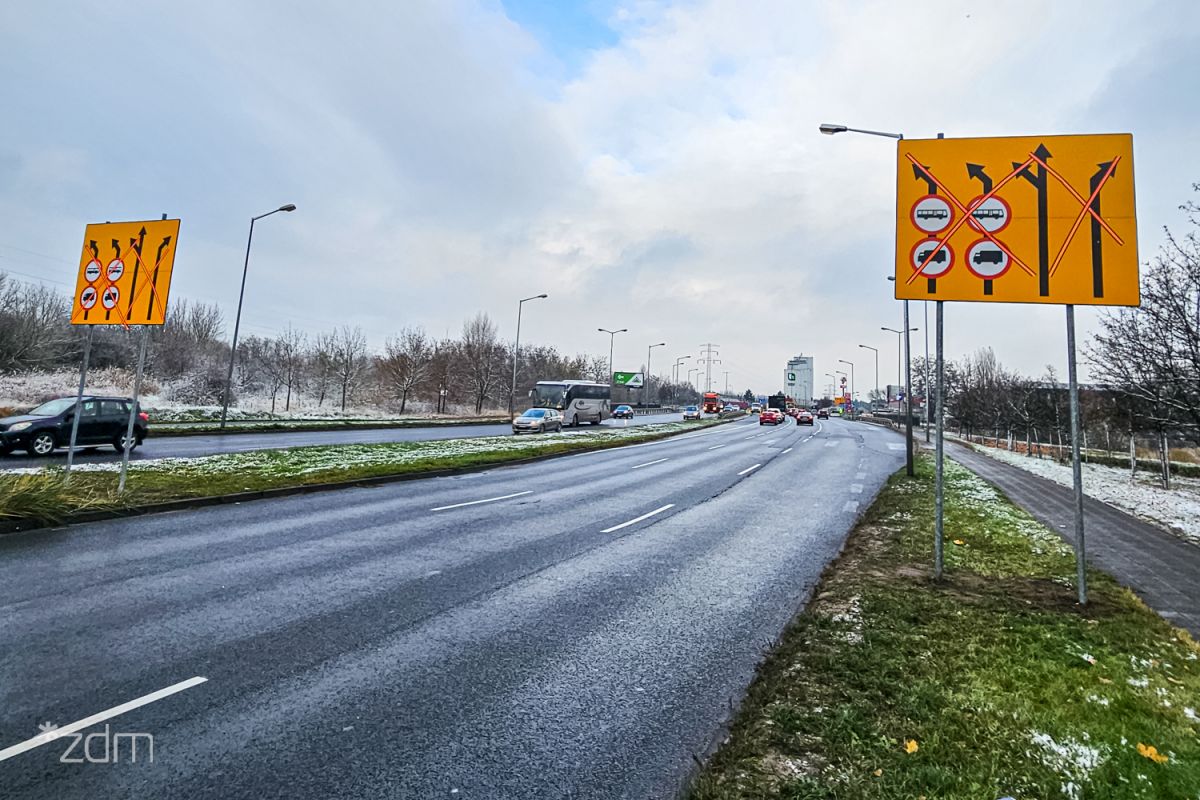 Żółte tablice informujące o zasadach poruszania przed skrzyżowaniem z ulicą Bałtycką - grafika rozmowy