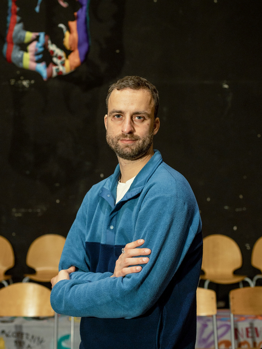 młody mężczyzna w sportowej bluzie - grafika rozmowy