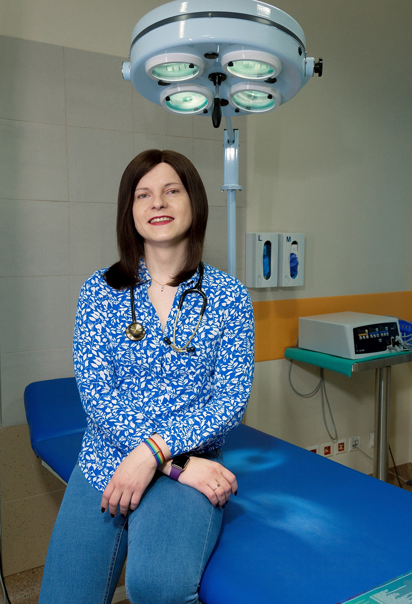 kobieta siedząca na brzegu łóżka w uniformie szpitalnym - grafika rozmowy