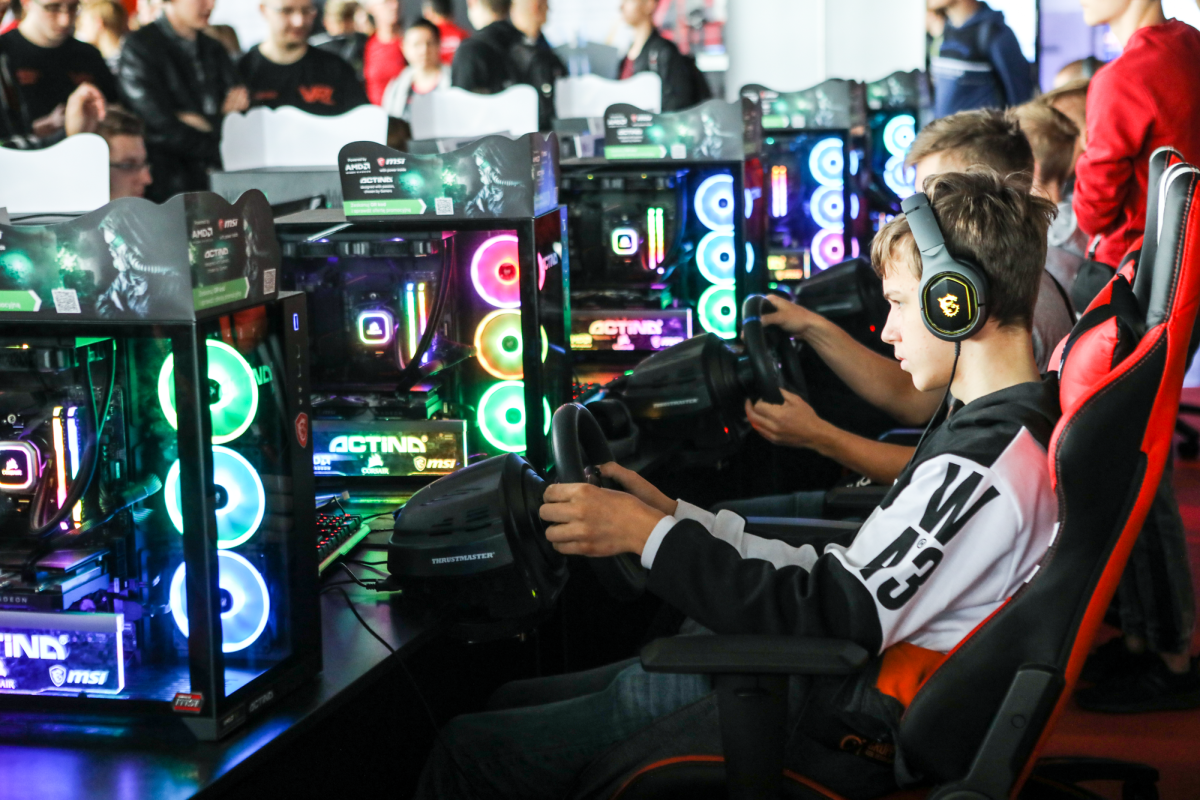Stolica Wielkopolski ponownie stanie się centrum gamingu za sprawą festiwalu Poznań Game Arena fot. PGA Głównie młodzi ludzie siedzący prze komputerami gamingowymi