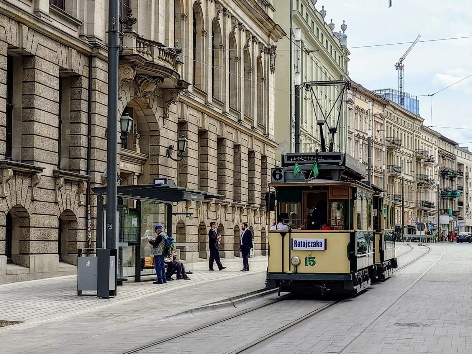 Historyczny tramwaj na torowisku przy ul. Ratajczaka, przy Bibliotece Uniwersyteckiej