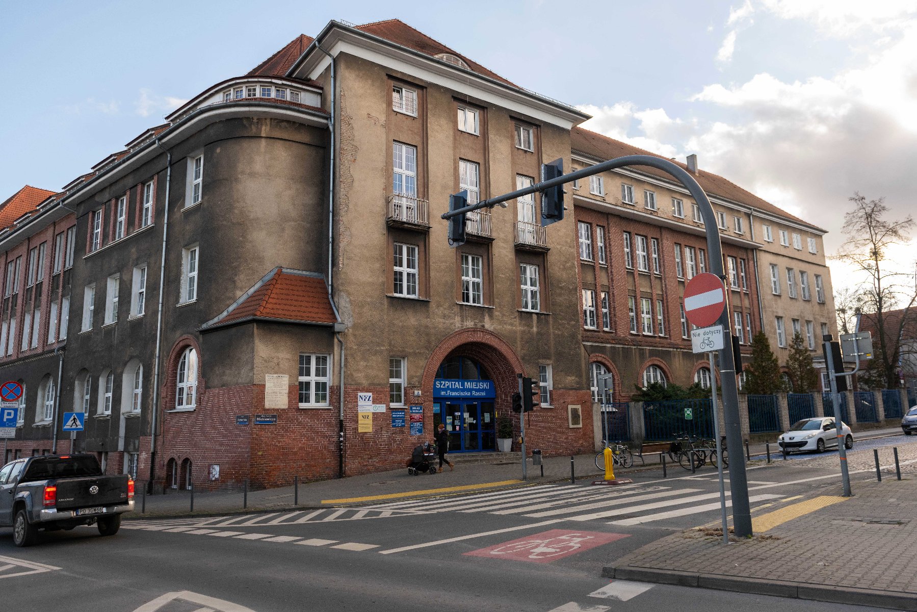 Na zdjeciu budynek szpitala miejskiego im. F. Raszei