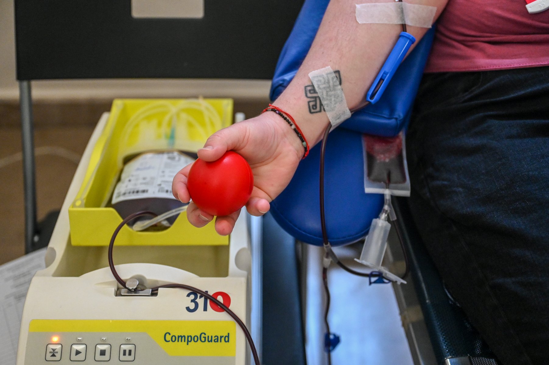 Na zdjęciu ludzie oddający krew, widać tylko ich ręce