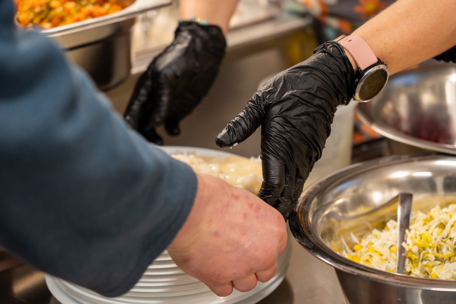 Na zdjęciu mufinka z zajączkiem na patyku