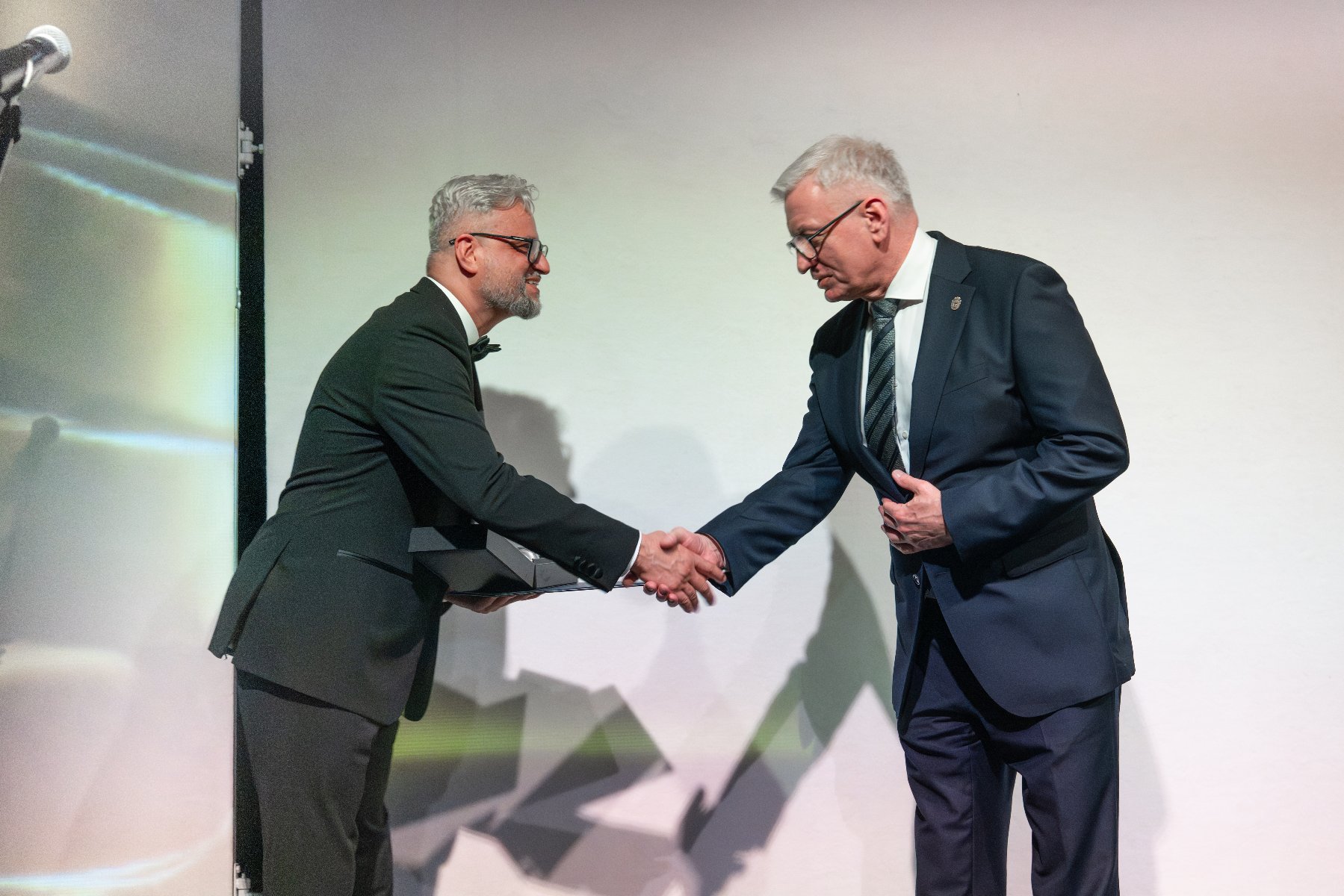 Na zdjęciu Srebrna Pieczęć dla zespołu Teatru Animacji, leżąca w pudełku