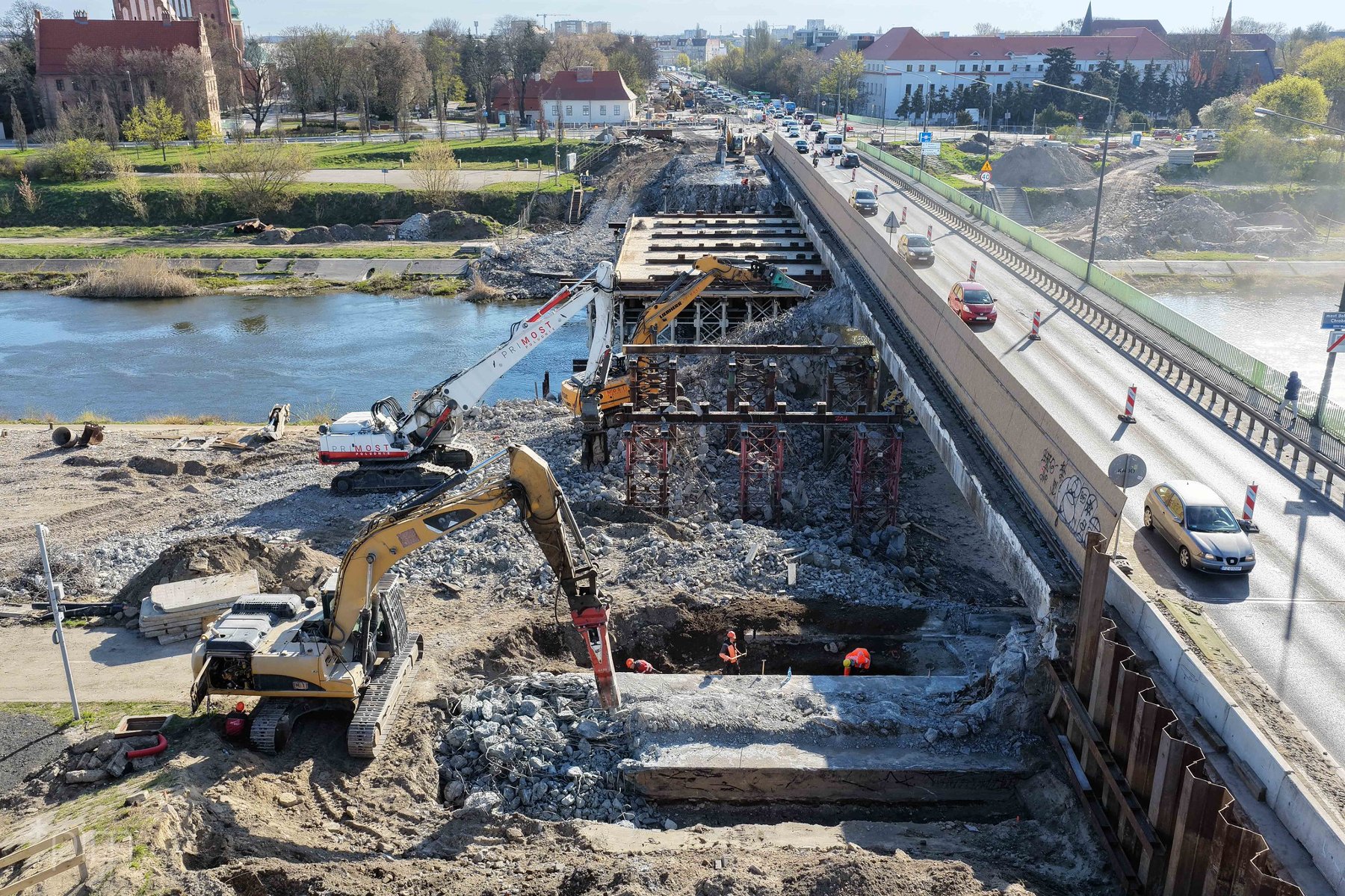 Widok na most Chrobrego, w tym na rozebraną już jedną jego nitkę