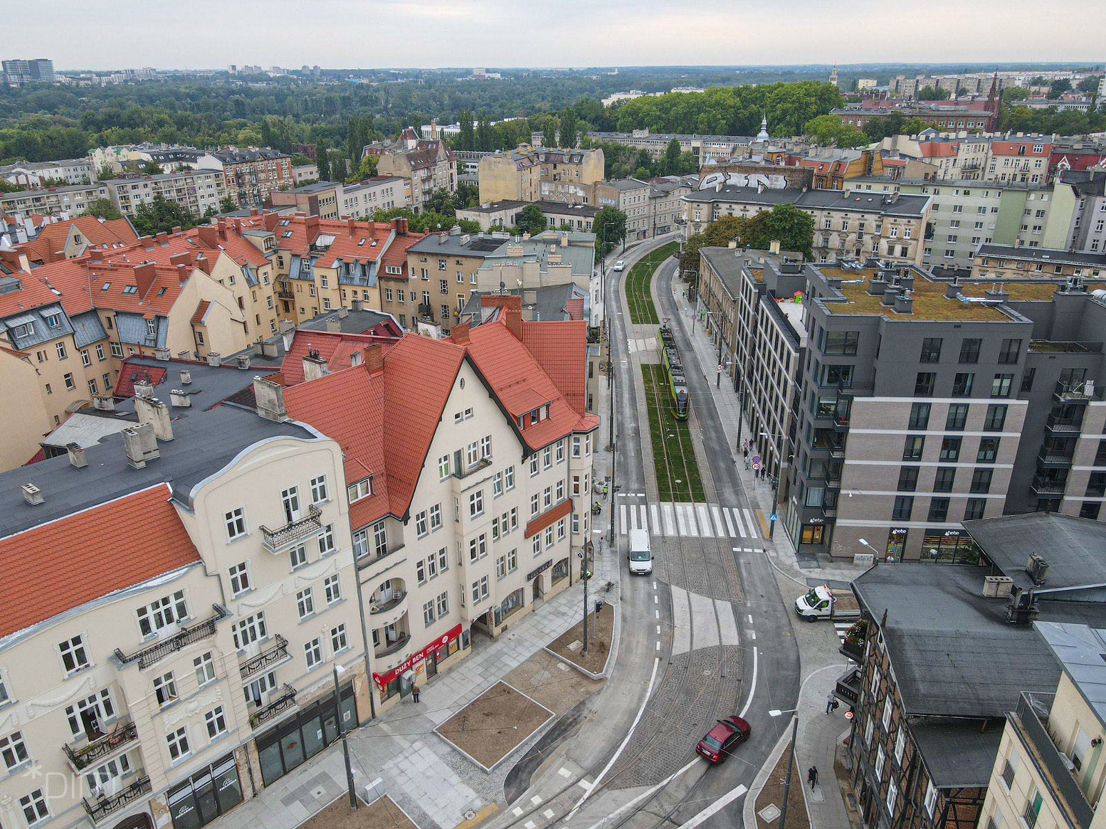 W związku z awarią kanalizacji deszczowej na skrzyżowaniu ulic 28 Czerwca 1956 r. i Pamiątkowej trasę zmienią tramwaje i autobusy. Dla kierowców wytyczono objazdy fot. PIM Widok z lotu ptaka na ul. 28 Czerwca 1956 r.