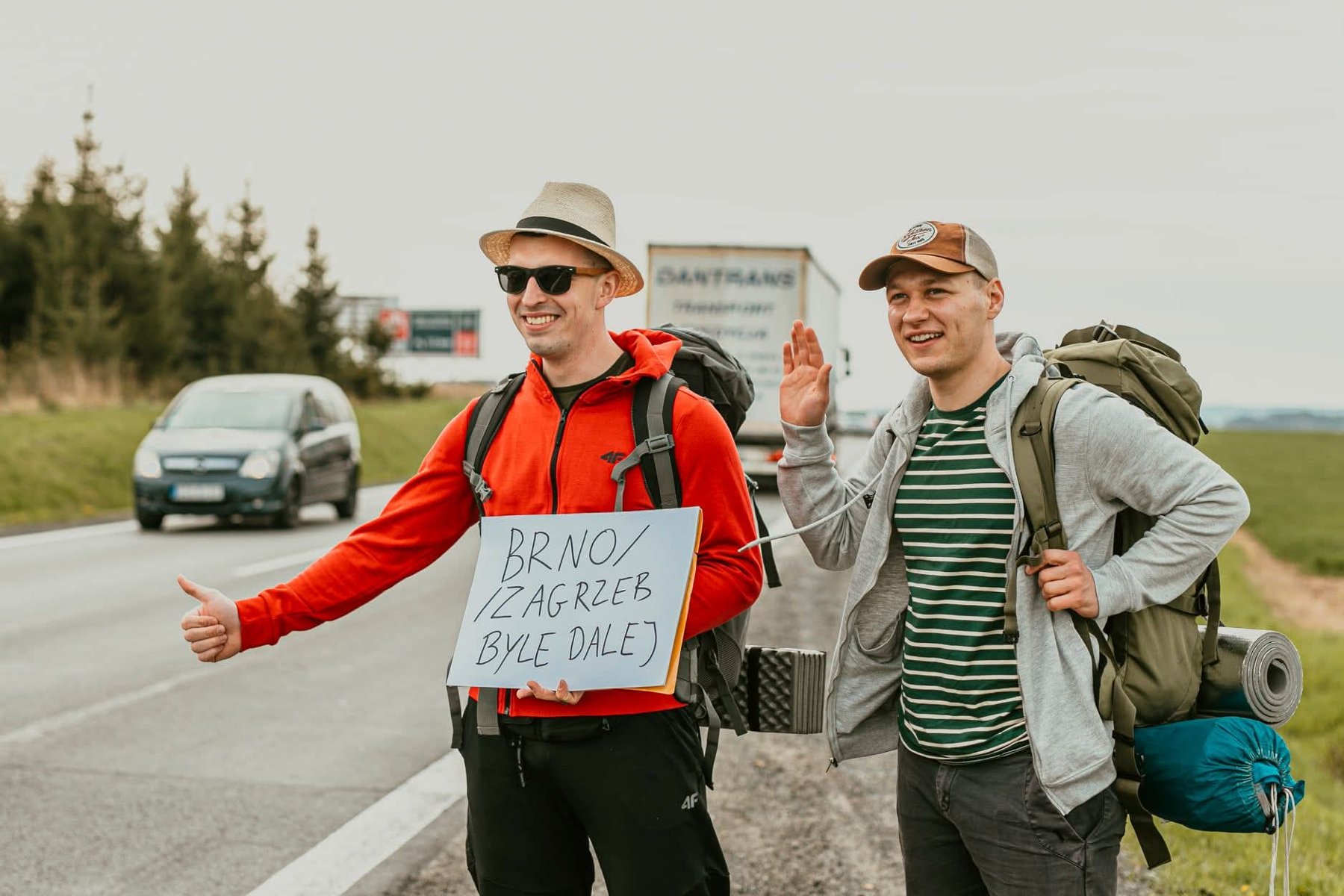 Zdjęcie dwóch chłopaków próbujących łapać autostop