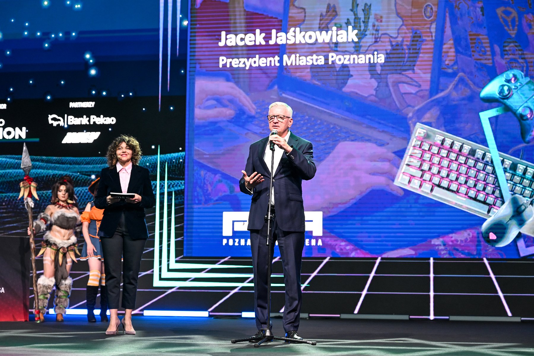 Serce gamingu bije teraz w Poznaniu. Ruszyła Poznań Game Arena. Zdjęcie przedstawia dwie przebrane dziewczyny.