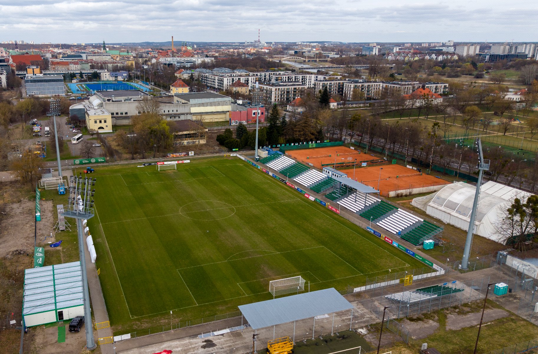 Zdjęcie z drona stadionu piłkarskiego przy ul. Droga Dębińska 12