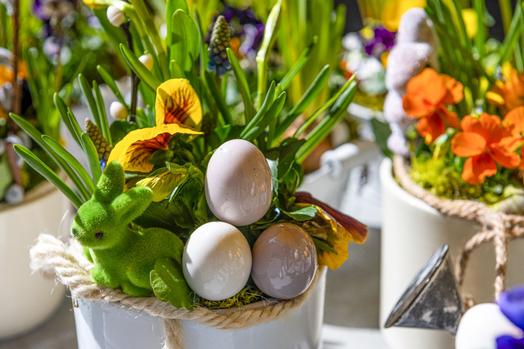 Zielono-kolorowy stroik z jajkami i króliczkiem